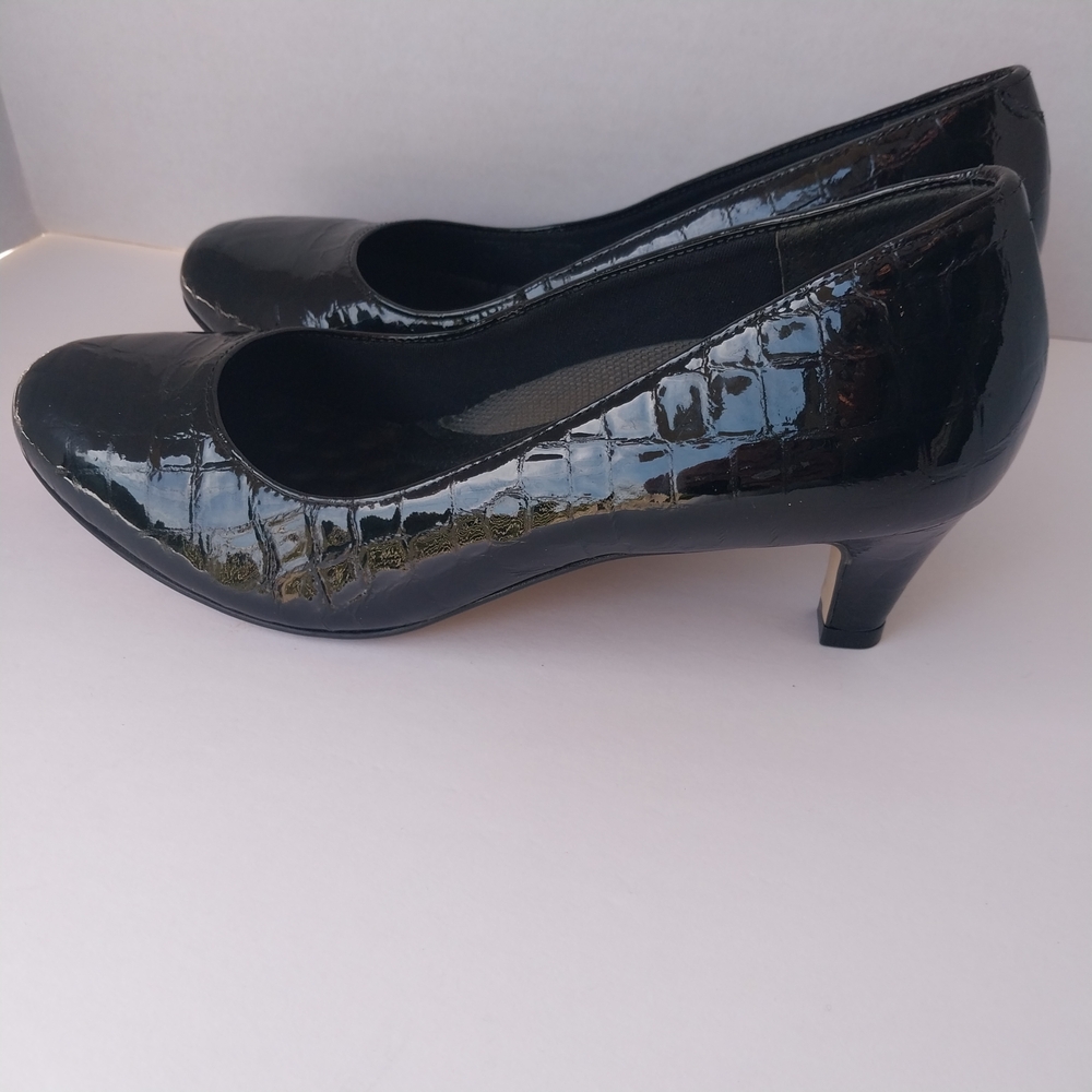 Walking Cradles Black‎ Croc-Embossed Heels